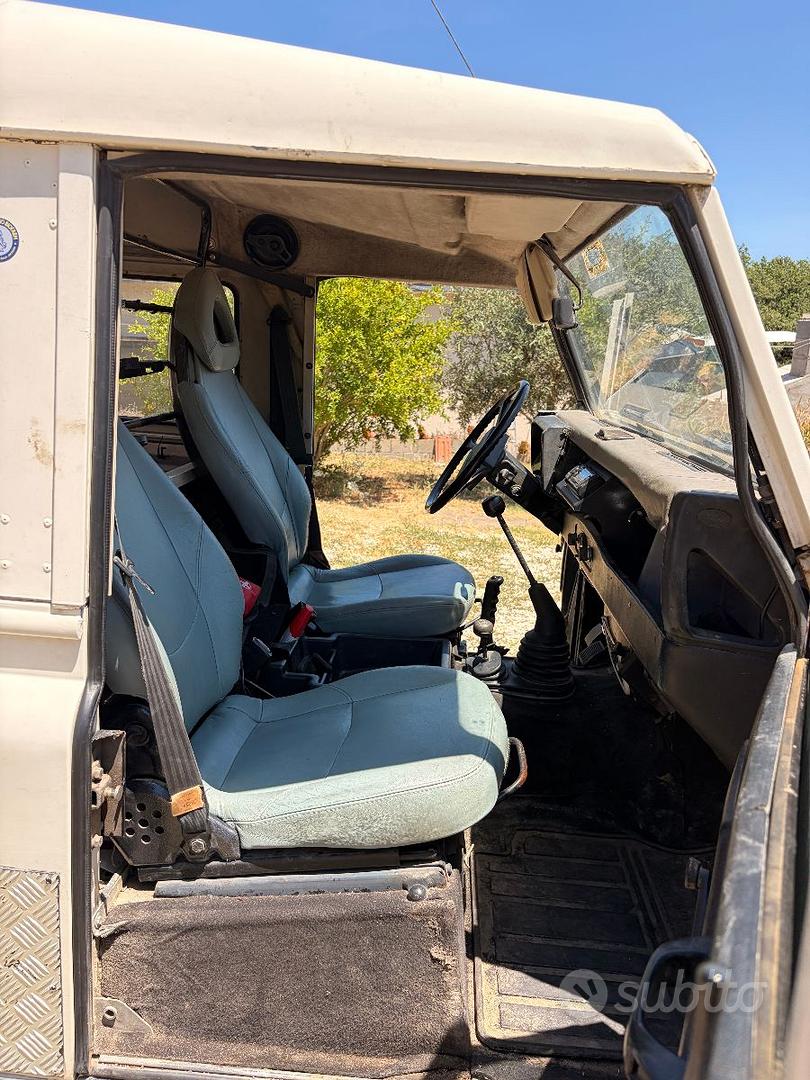 Land Rover Defender 1981 photo 4