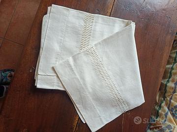 Coppia asciugamani lino ricamati a mano