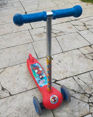 Monopattino a tre ruote a tema spider-man