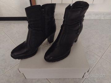 stivaletto basso con tacco