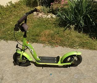 monopattino con ruote gonfiabili grandi