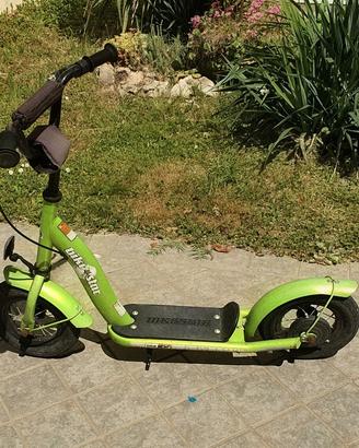 monopattino con ruote gonfiabili grandi