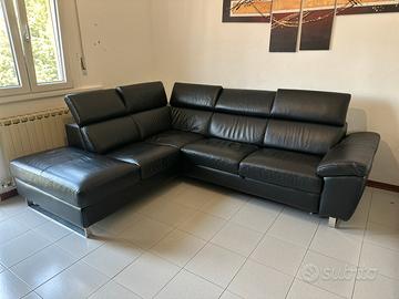 Divano in pelle nera