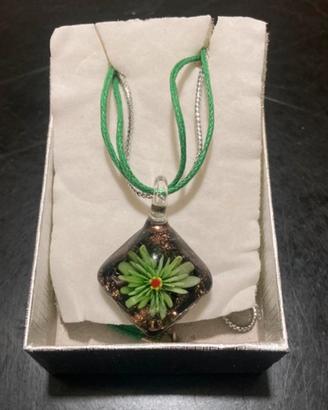 Collana con pendente a fiore verde