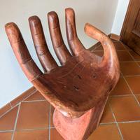 Sedia Scultura a Forma di Mano in Legno massello
