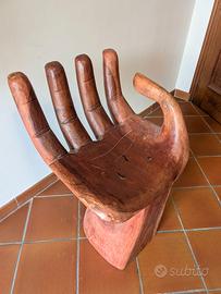 Sedia Scultura a Forma di Mano in Legno massello