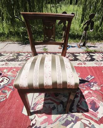 Sedia vintage in legno con seduta imbottita