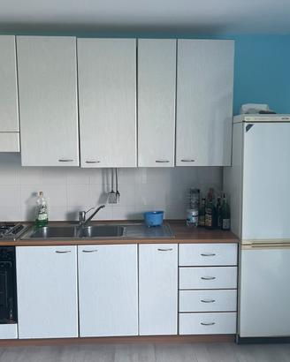 Cucina, frigo e mobiletto
