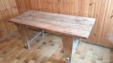Tavolo in legno rustico