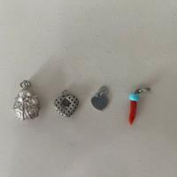 Ciondoli in argento e uno in corallo