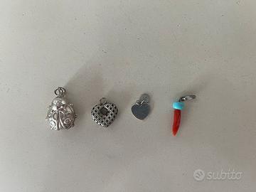 Ciondoli in argento e uno in corallo