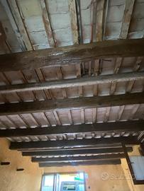 Travi in legno taglio fiume vecchie