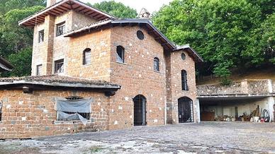 Rustico / Casale di 450 m² con più di 5 locali a S