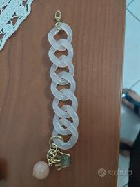 bracciale color rosa con ciondolo 