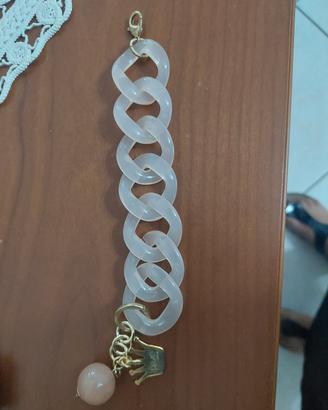 bracciale color rosa con ciondolo 