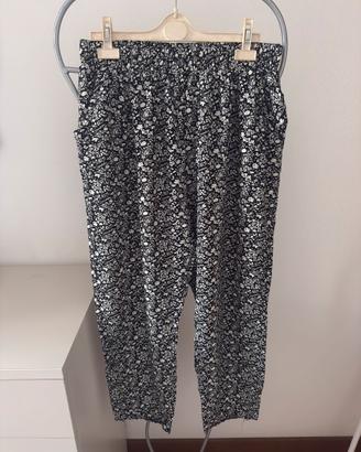 Pantaloni leggeri a fiori bianchi e neri