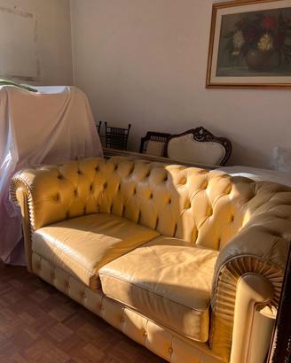 Divano Chesterfield vintage giallo senape 