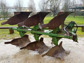 Aratro trivomere John Deere
