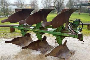 Aratro trivomere John Deere
