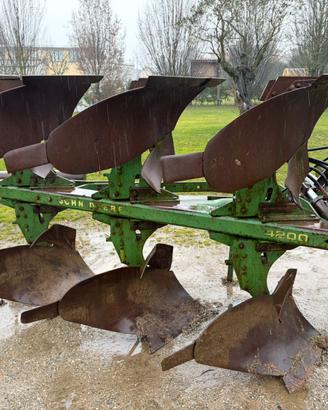 Aratro trivomere John Deere