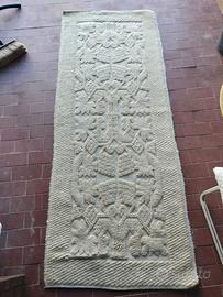 Tappeto lavorato a telaio