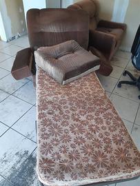 N. 1 poltrona letto con rivestimento in velluto