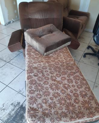 N. 1 poltrona letto con rivestimento in velluto