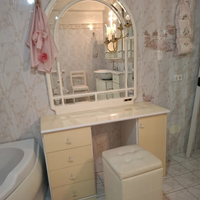 Elegante mobile, specchio e sedia bianca