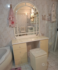 Elegante mobile, specchio e sedia bianca