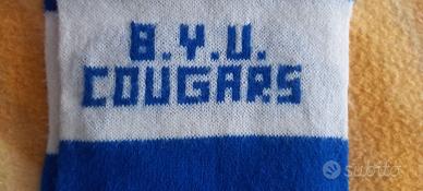 Sciarpa con scritte B.Y.U. COUGARS in blu su sfond