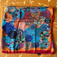 Foulard colorato con fantasia geometrica / mandala