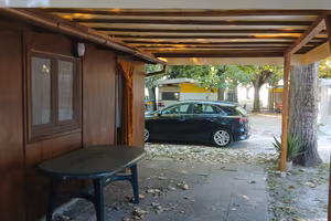 Casetta in legno, roulotte, gazebo e arredi vari