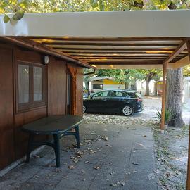 Casetta in legno, roulotte, gazebo e arredi vari