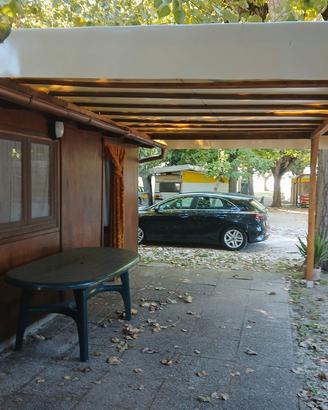 Casetta in legno, roulotte, gazebo e arredi vari