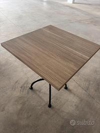 Tavoli robusti con base in metallo