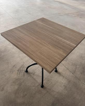 Tavoli robusti con base in metallo