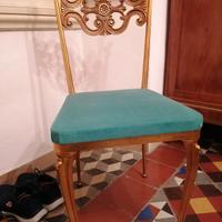 sedie in ghisa e dorate 