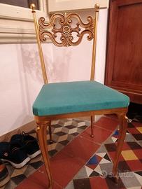 sedie in ghisa e dorate 