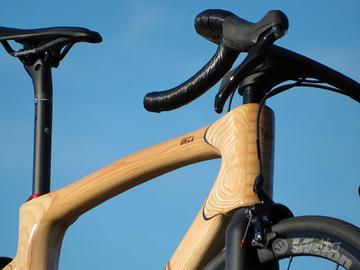 bici da corsa in legno artigianale