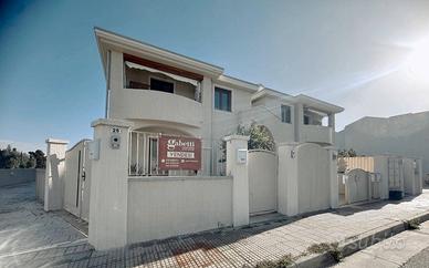 Rifinito appartamento con giardino e due verande