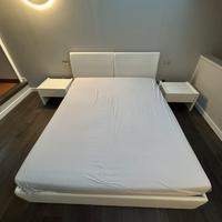 Camera da letto con comodini