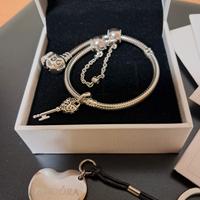 braccialetto e portachiavi Pandora