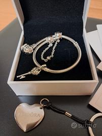 braccialetto e portachiavi Pandora