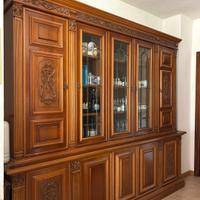 Credenza classica in legno con vetrina antica