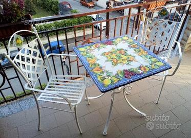 Tavolino in pietra lavica maiolicato a mano