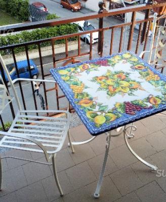 Tavolino in pietra lavica maiolicato a mano