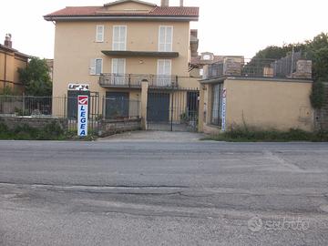 Ampio locale commerciale, appartamento e ufficio