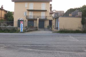 Ampio locale commerciale, appartamento e ufficio