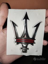 Fregio Tridente Maserati - Colore Saetta rossa