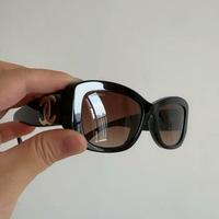 Occhiali da sole con lettere da donna neri